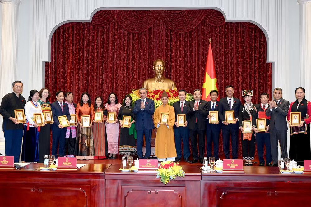 Tổng Bí thư, Chủ tịch nước Tô Lâm và các đồng chí lãnh đạo Đảng, Nhà nước trao bức chân dung Chủ tịch Hồ Chí Minh tặng các đại biểu. (Ảnh: ĐĂNG KHOA) a12-bnd-8449.jpg
