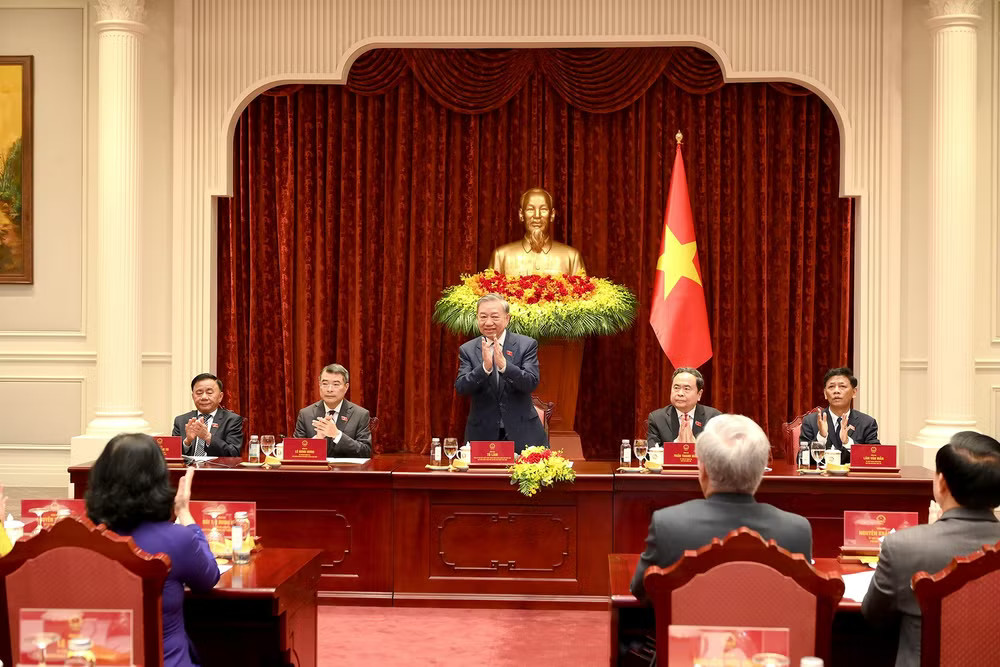 Tổng Bí thư, Chủ tịch nước Tô Lâm và các đồng chí lãnh đạo Đảng, Nhà nước chủ trì cuộc gặp mặt. (Ảnh: ĐĂNG KHOA) a4-bnd-8355.jpg
