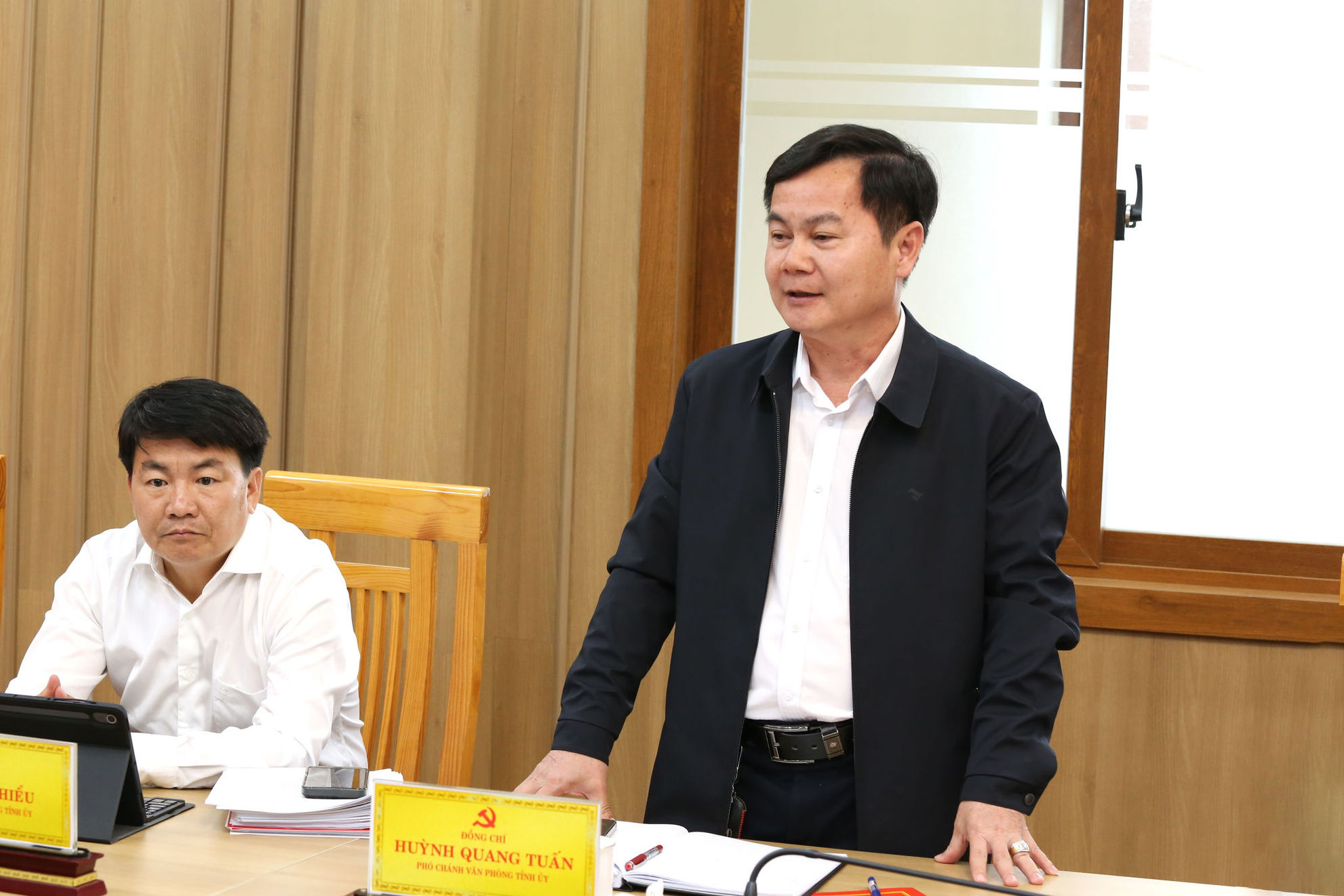 dong-chi-huynh-quang-tuan-pho-chanh-van-phong-tinh-uy-bao-cao-tai-buoi-lam-viec(1).jpg