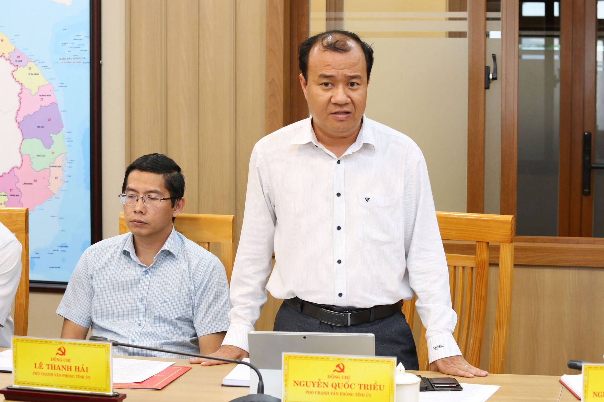 dong-chi-nguyen-quoc-trieu-pho-chanh-van-phong-tinh-uy-bao-cao-tai-buoi-lam-viec(1).jpg