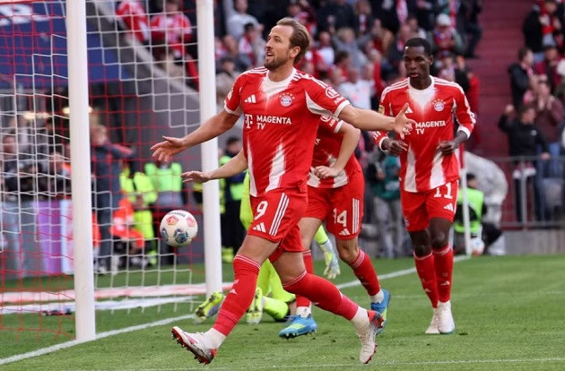 Harry Kane ăn mừng bàn thắng thứ 32 tại Bundesliga giúp Bayern Munich xây chắc chiến thắng.