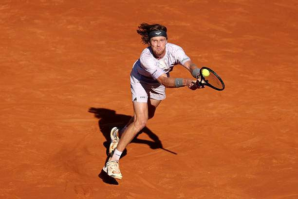 Andrey Rublev sa sút phong độ sau khởi đầu thuận lợi tại chung kết Barcelona Open.