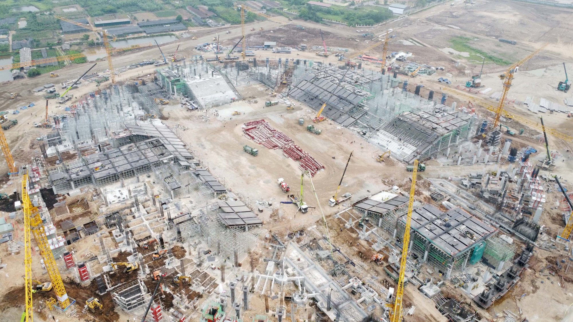Công nhân và máy móc thi công tại dự án PVF