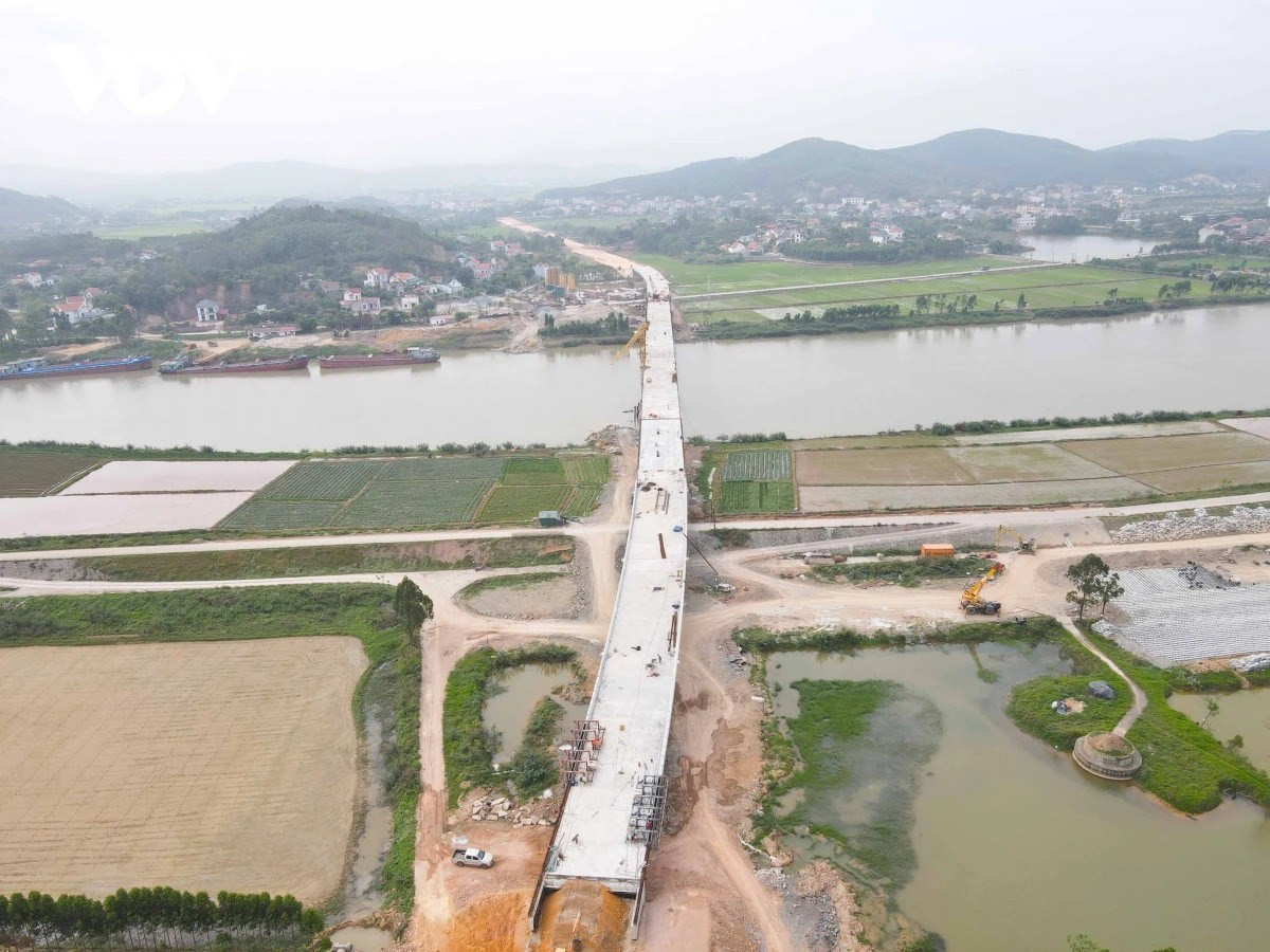 Thi công cầu đường sắt Cẩm Lý