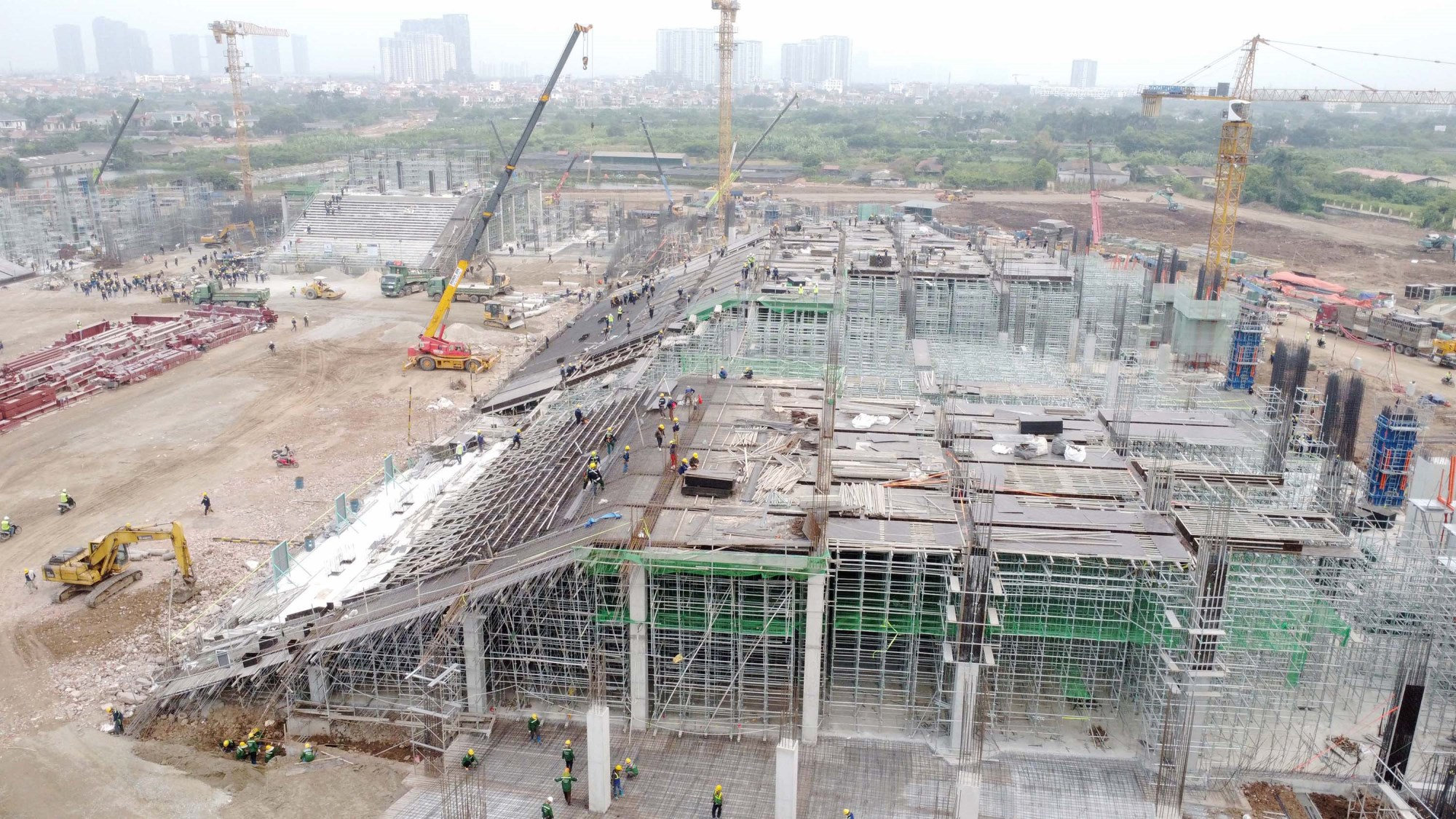 Hoạt động thi công tại công trường sân vận động PVF