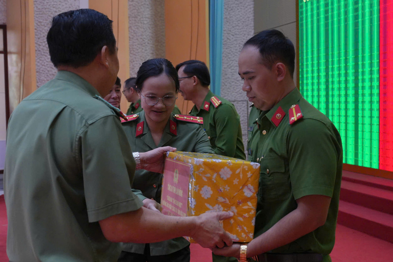 trao-tang-sach-cho-cac-don-vi-co-so.(1).jpg