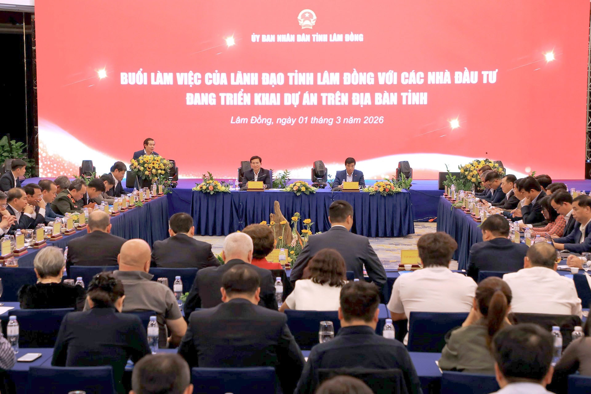 1-dong-dao-cac-dai-bieu-du-hoi-buoi-lam-viec-cua-lanh-dao-tinh-lam-dong-voi-cac-nha-dau-tu.jpg