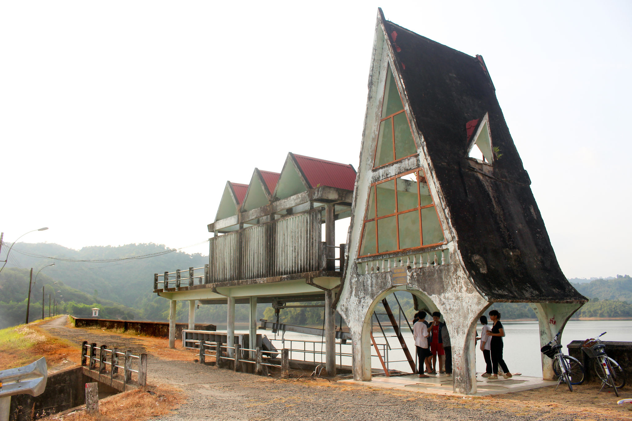 1.cua-xa-tran-mang-bieu-tuong-nha-san-tay-nguyen-thu-hut-tu-cai-nhin-dau-tien(1).jpg