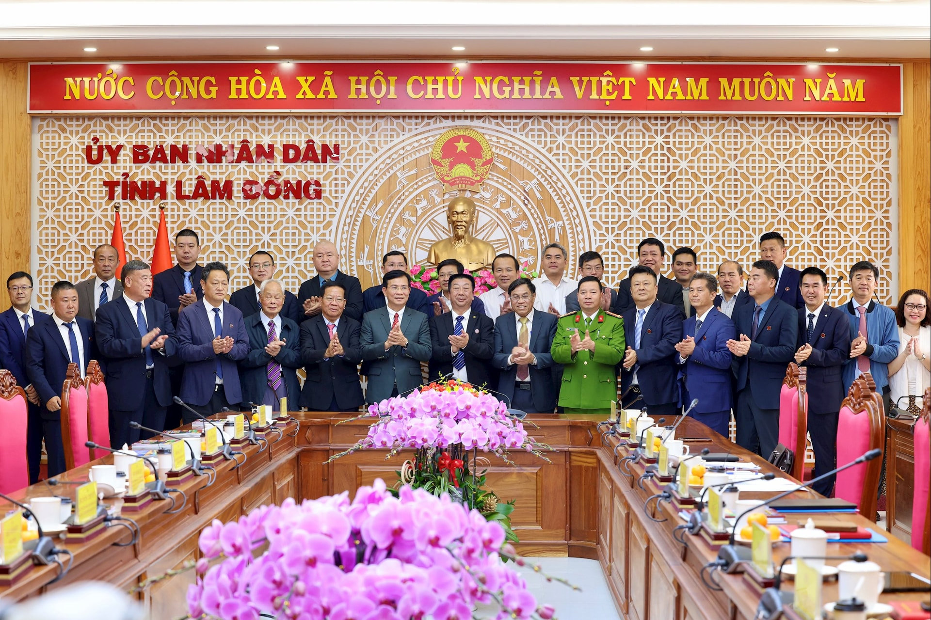 L&atilde;nh đạo tỉnh L&acirc;m Đồng chụp ảnh lưu niệm với Đo&agrave;n c&ocirc;ng t&aacute;c, do l&atilde;nh đạo C&ocirc;ng ty cổ phần Thương mại &ndash; Sản xuất &ndash; X&acirc;y dựng Hưng Thịnh dẫn đầu, c&ugrave;ng đại diện c&aacute;c tậđ&aacute;nh dấu sự ph&aacute;t triển trong mối quan hệ hợp t&aacute;c trong tương lai