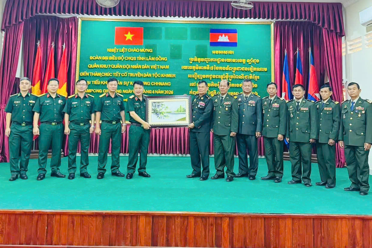 Đo&agrave;n c&ocirc;ng t&aacute;c của Bộ CHQS tỉnh tặng qu&agrave; Tiểu khu qu&acirc;n sự tỉnh Kampong Chhnang