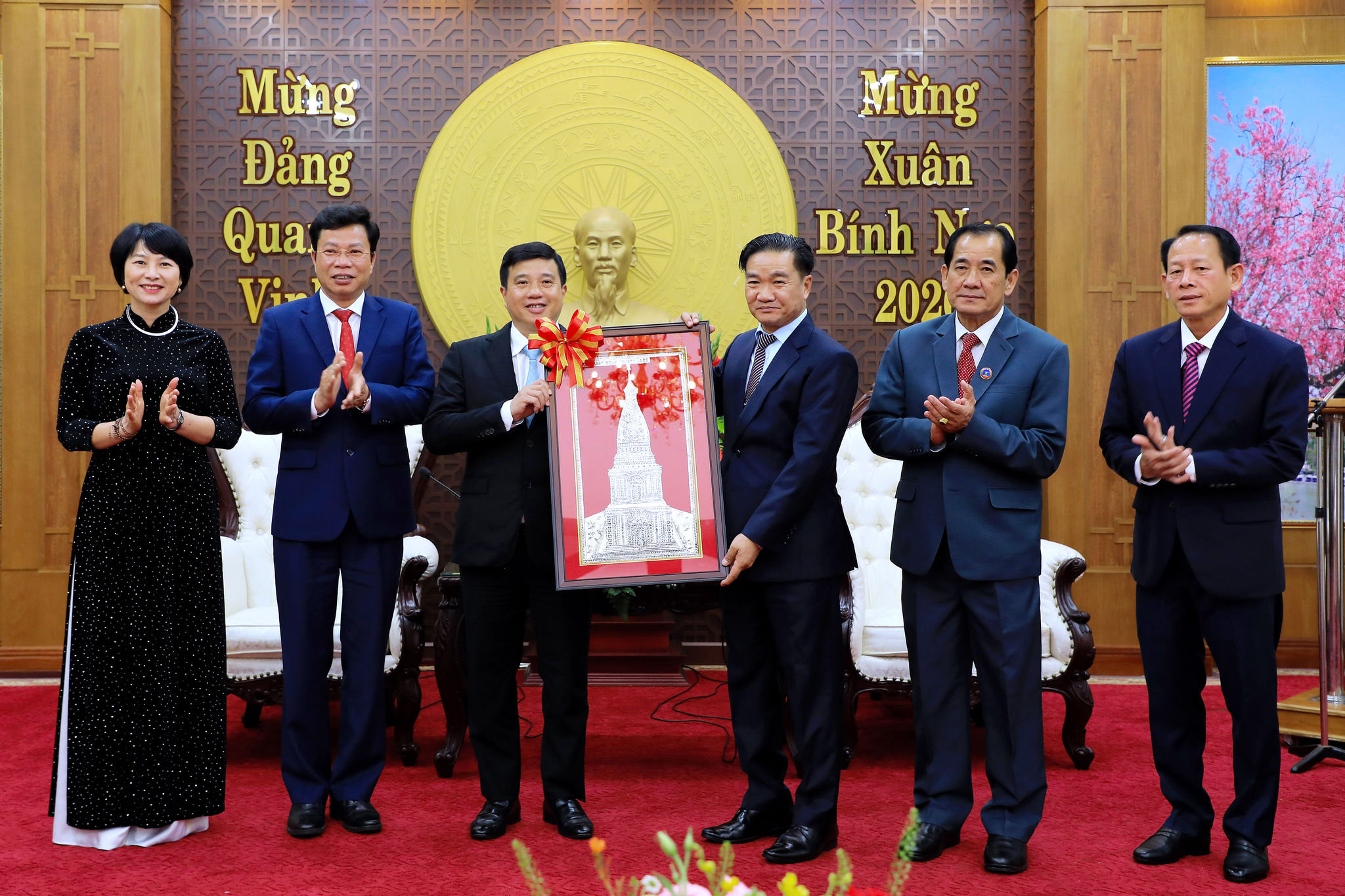 Đo&agrave;n c&ocirc;ng t&aacute;c tỉnh Bolykhamxay tặng qu&agrave; lưu niệm cho l&atilde;nh đạo tỉnh L&acirc;m Đồng