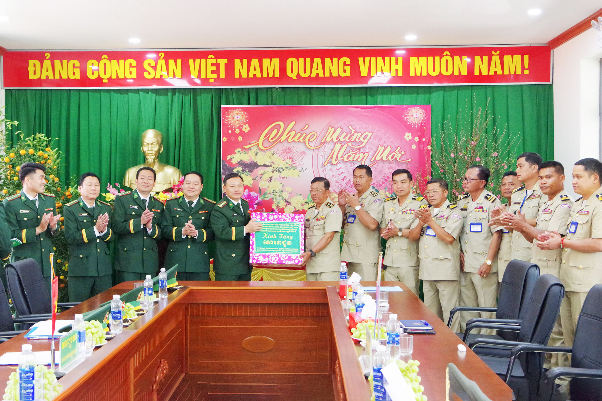 Đo&agrave;n đại biểu C&ocirc;ng an tỉnh Mondulkiri tặng qu&agrave; v&agrave; ch&uacute;c Tết BĐBP tỉnh L&acirc;m Đồng