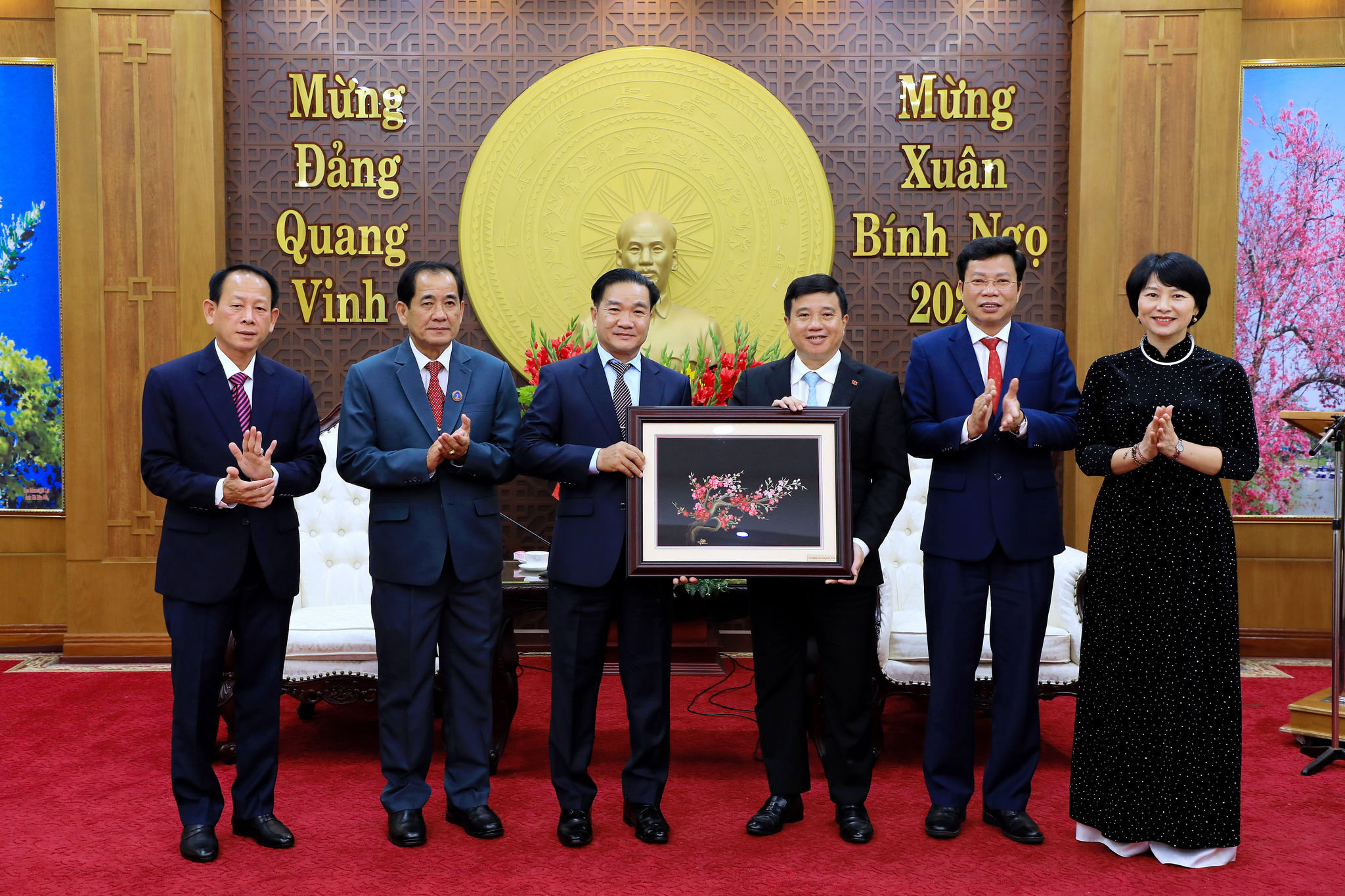 hường trực Tỉnh ủy L&acirc;m Đồng tặng qu&agrave; lưu niệm cho l&atilde;nh đạo tỉnh Bolykhamxay