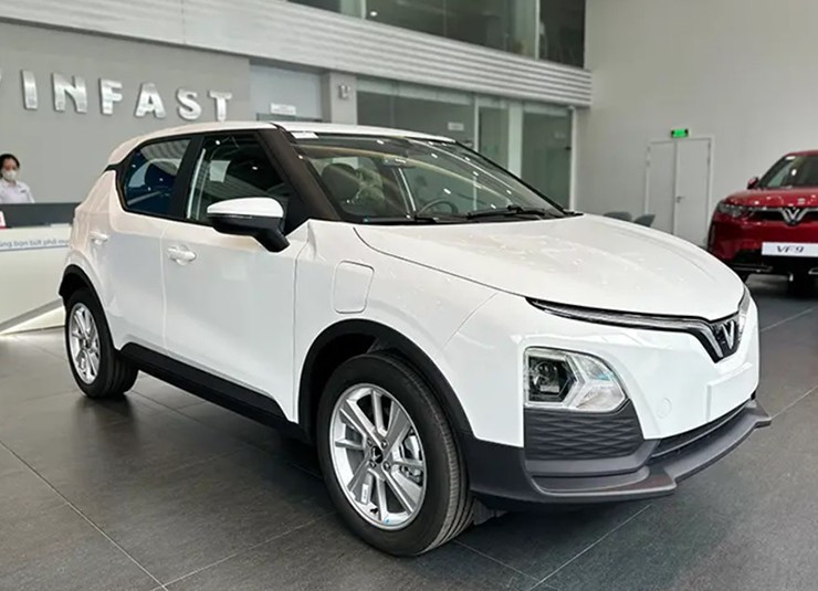 Thiết kế đầu xe VinFast VF 5 với dải nhận diện chữ V