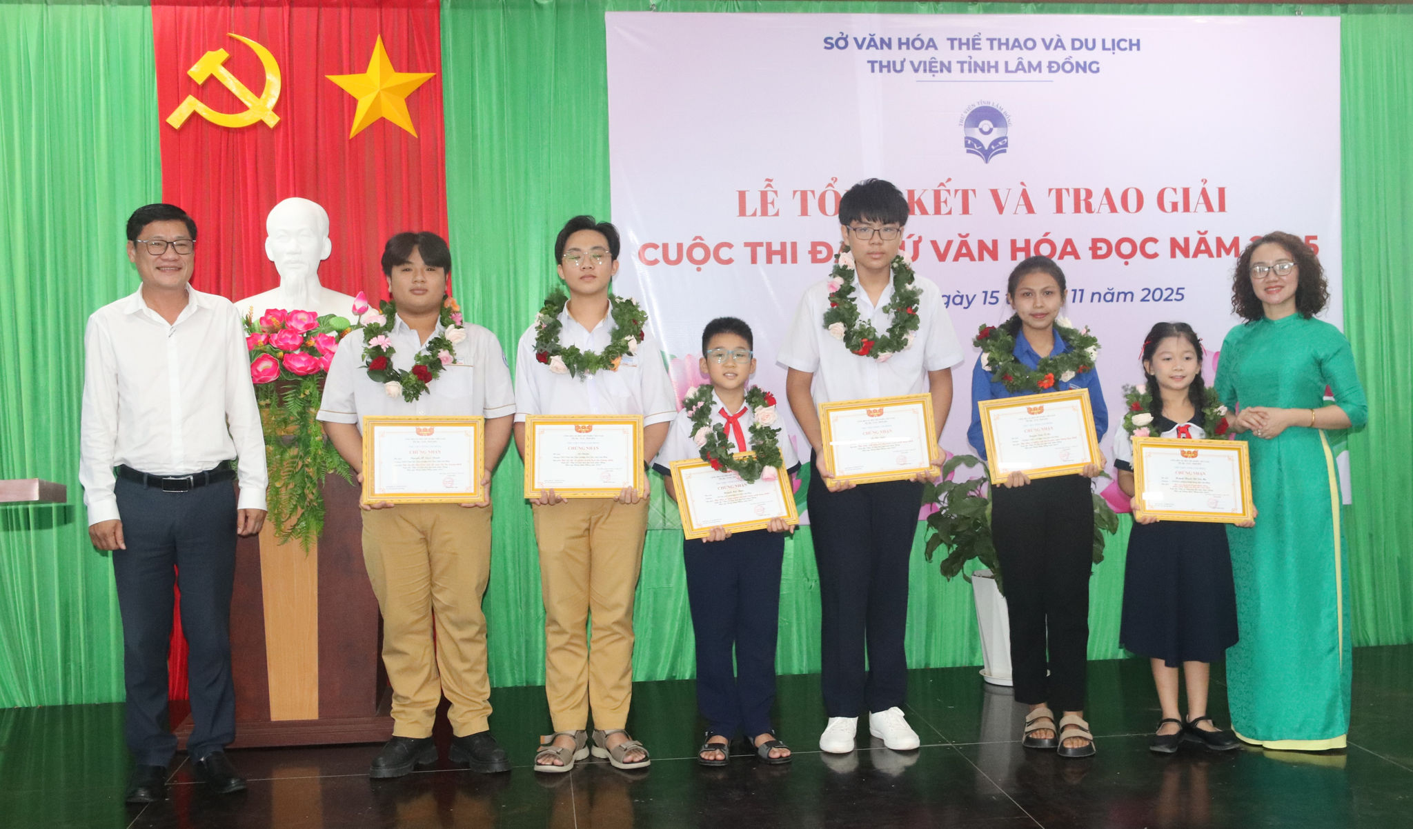 Học sinh các trường phía Đông Nam Link vào nhận giấy khen trong cuộc thi văn hóa đọc năm 2025