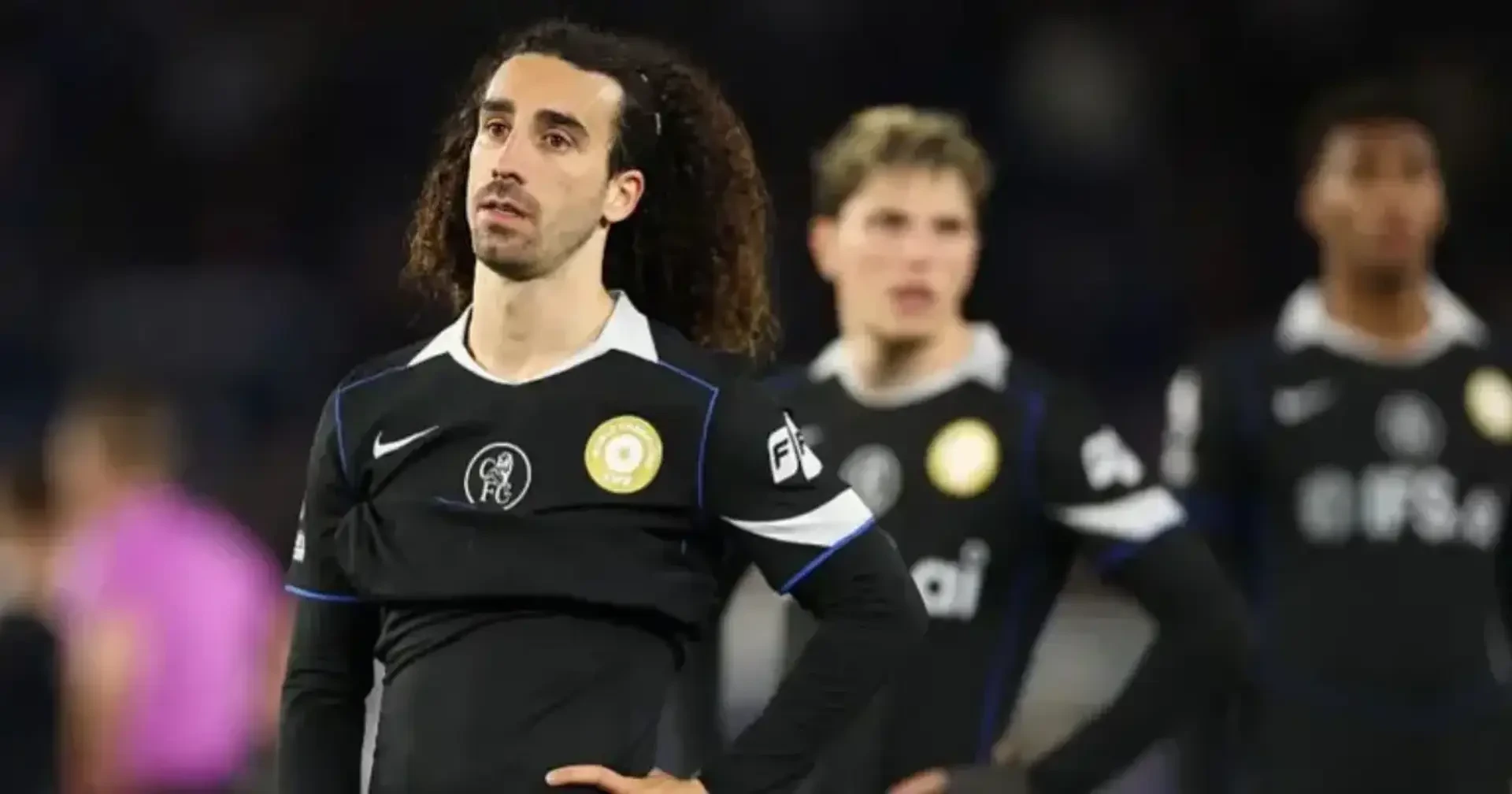 Cầu thủ Chelsea thất vọng sau một trận thua.