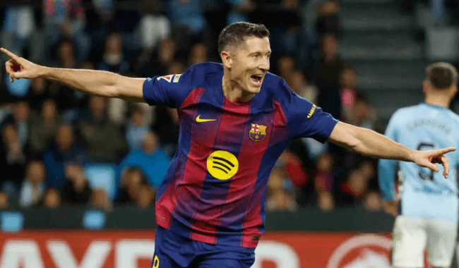Tiền đạo Robert Lewandowski ăn mừng bàn thắng trong màu áo Barcelona tại La Liga.