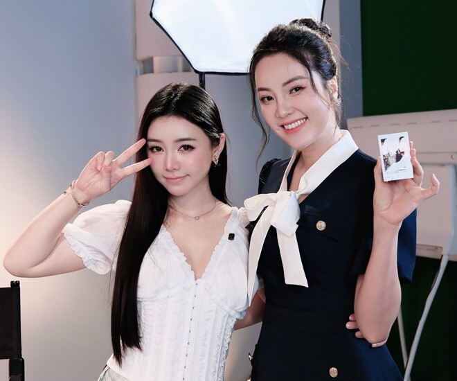 Quỳnh Kool và MC Thụy Vân trong chương trình Sao Check của VTV.
