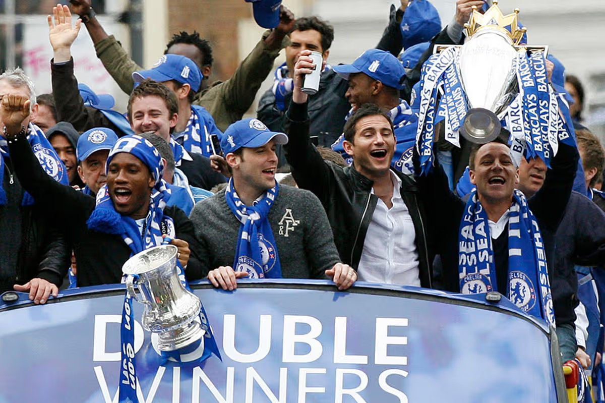 Sân Stamford Bridge trống vắng sau trận đấu.