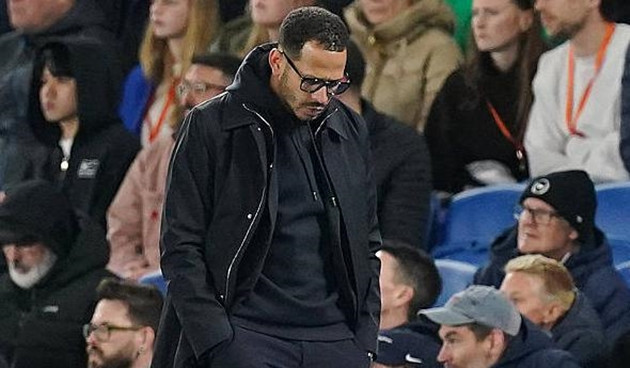 Liam Rosenior không còn được các cầu thủ Chelsea ủng hộ.