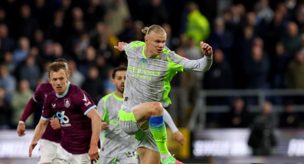 Erling Haaland khiến hàng phòng ngự Burnley gặp nhiều khó khăn trong suốt trận đấu.