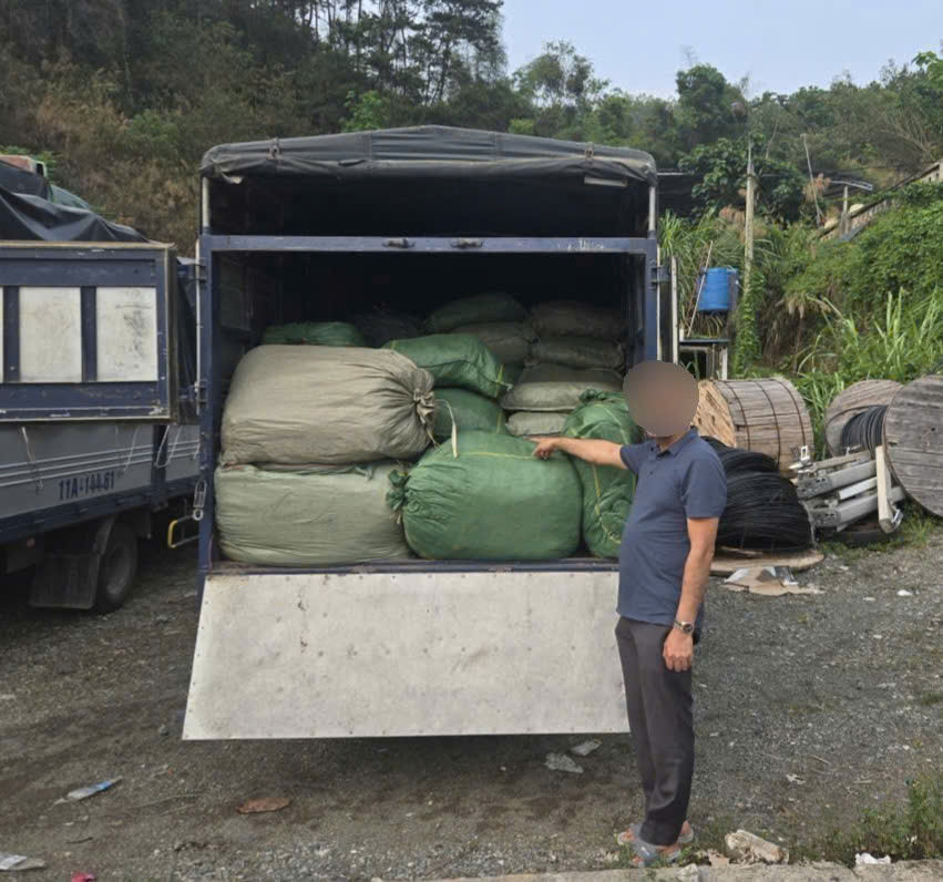 Đối tượng N. H. H và tang vật nguyên liệu thuốc lá tại cơ quan công an