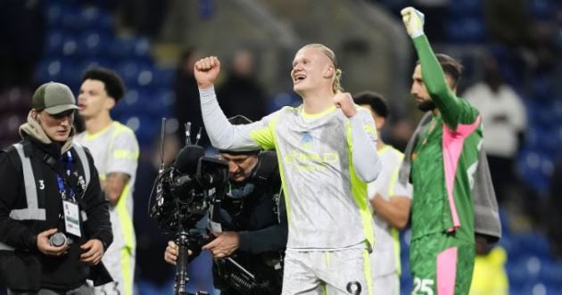 Các cầu thủ Manchester City ăn mừng chiến thắng tối thiểu trước Burnley.