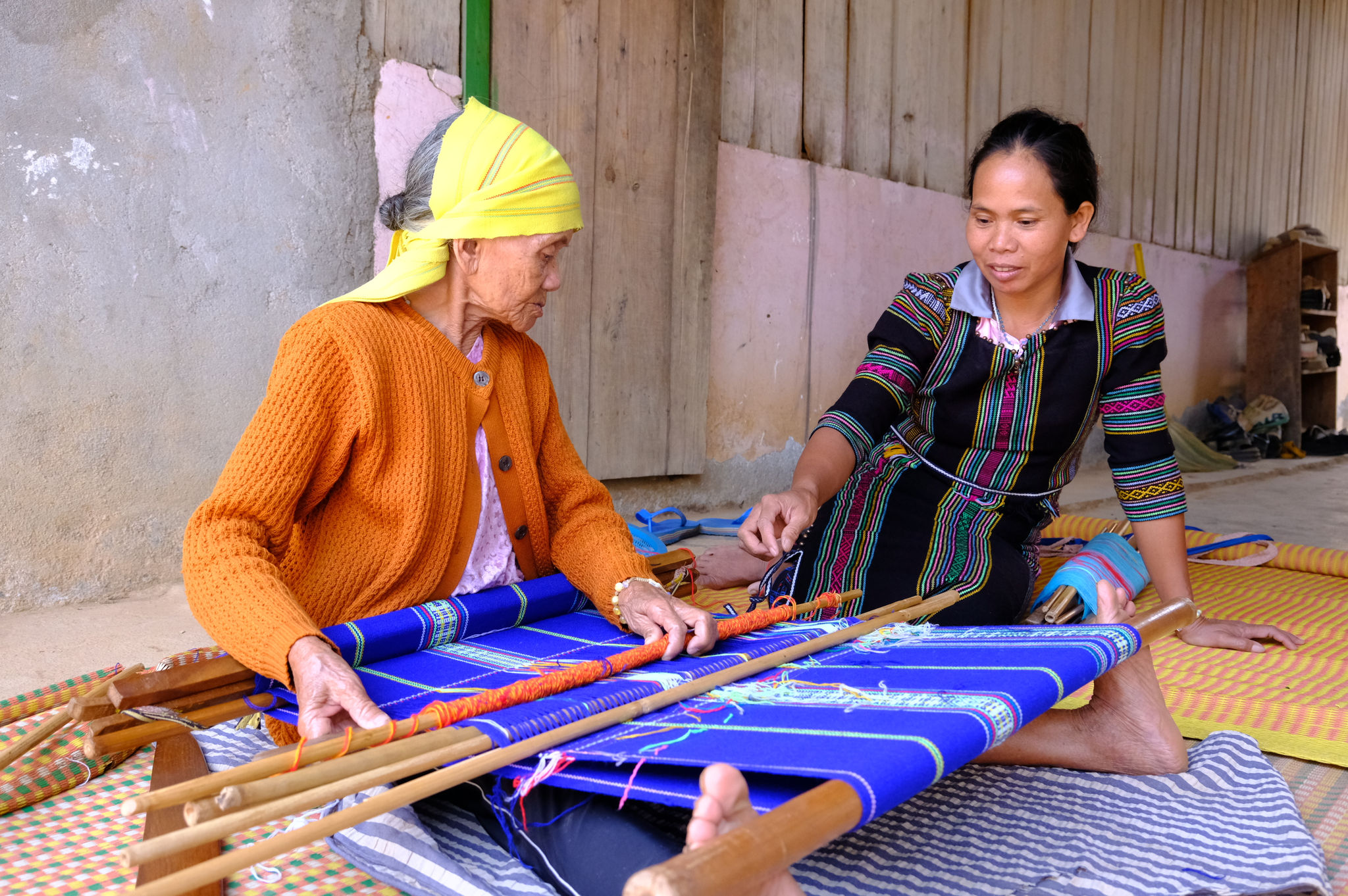 Nghề dệt được truyền từ mẹ sang con là truyền thống của phụ nữ Cil