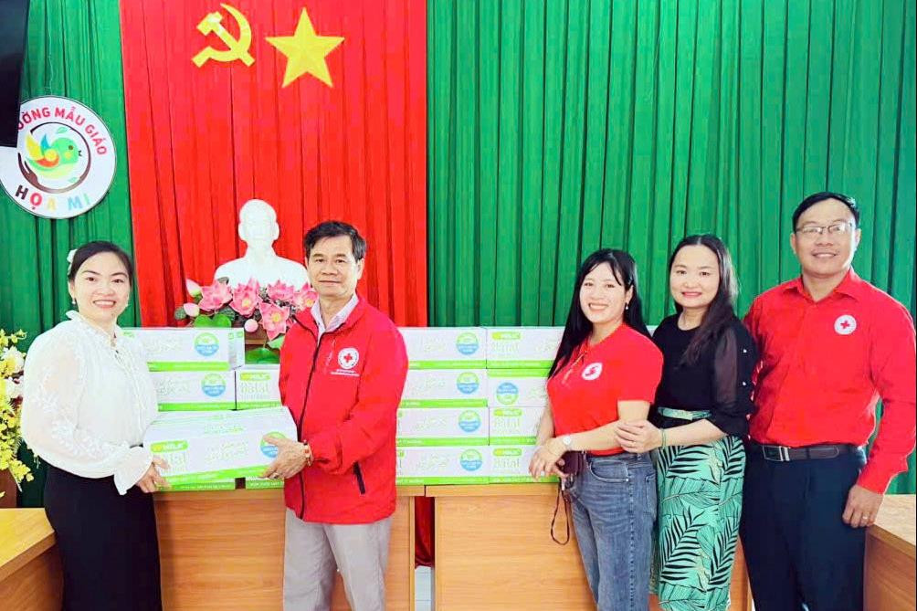 Tặng 70 thùng sữa và 2 suất học bổng cho Db451 sòng bạc trực tuyến tại xã Đức Trọng