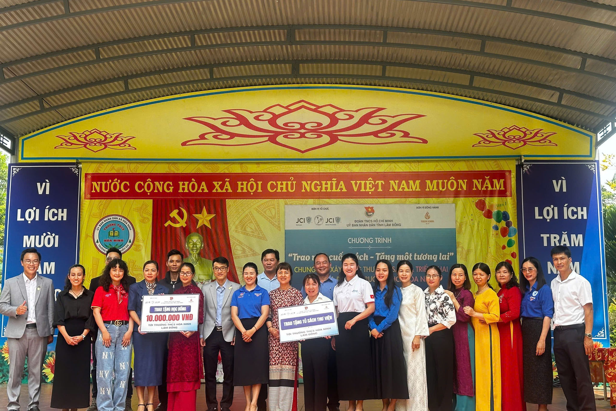 Trao công trình thanh niên Thư viện xanh cho Trường THCS Hoà Ninh