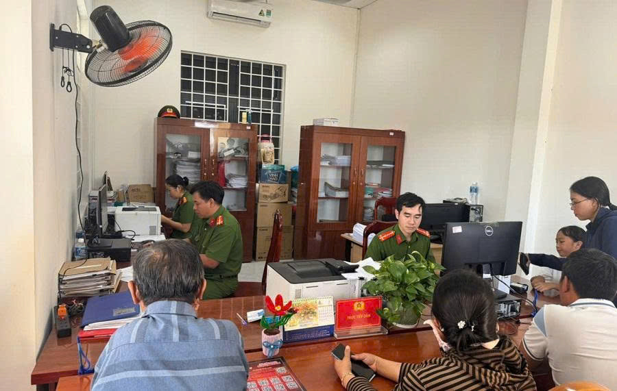 Cán bộ Công an xã Hàm Liêm tích cực hướng dẫn phụ huynh nộp hồ sơ cấp căn cước cho công dân