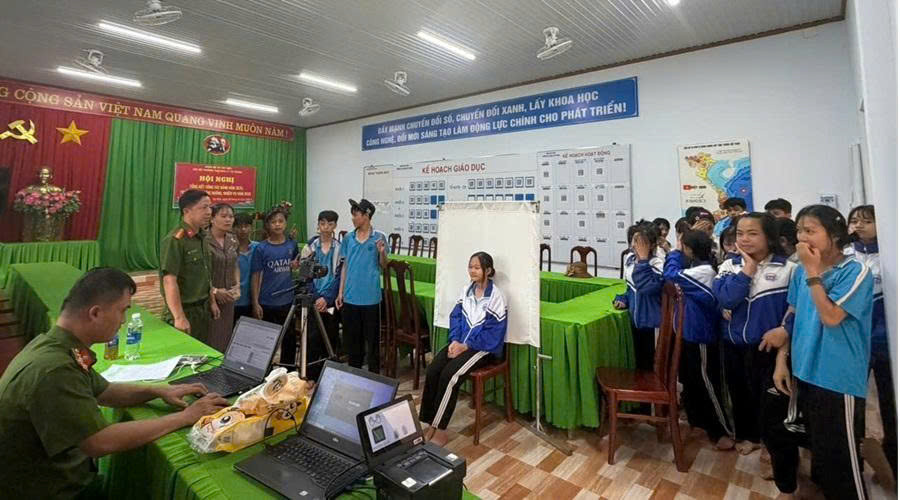Công an xã Tuy Đức cấp tài khoản định danh điện tử mức 2 lưu động tại Trường TH-THCS Lý Tự Trọng