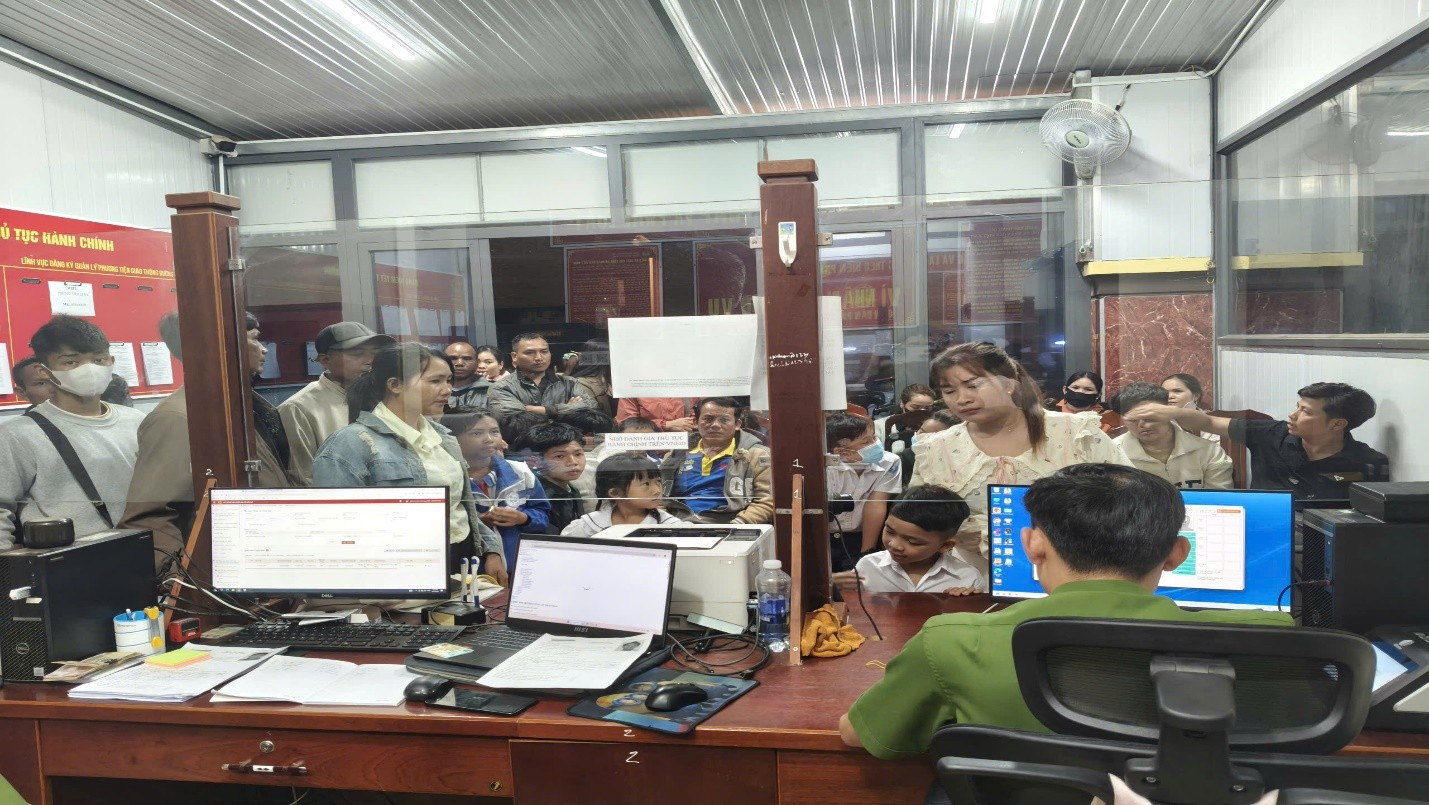 Đông đảo Nhân dân đến Công an xã để được cấp tài khoản định danh điện tử mức độ 2