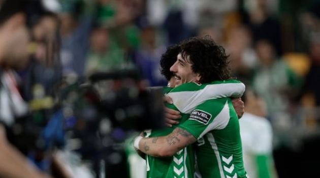 Hector Bellerin ăn mừng bàn gỡ hòa kịch tính cho Real Betis ở phút bù giờ.