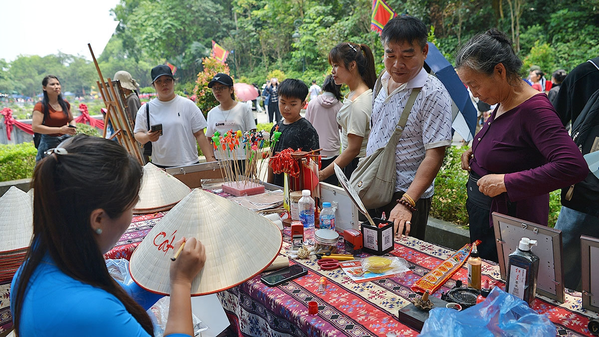 dong nguoi thanh kinh huong len nui nghia linh truoc ngay gio to hung vuong hinh anh 20