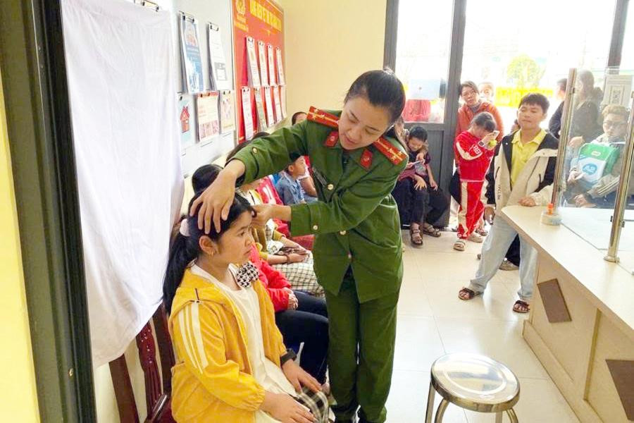 nu-can-bo-cong-an-phuong-xuan-truong-da-lat-ho-tro-tre-em-trong-viec-thu-nhan-dinh-danh-dien-tu-1-.jpg