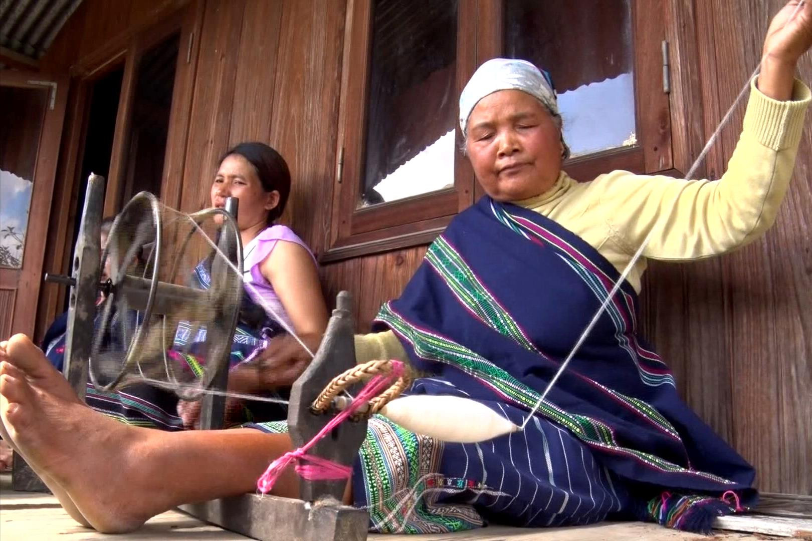 Đồng bào K'Ho ở Đam Pao, xã Phú Sơn Lâm Hà bảo tồn nghề dệt thổ cẩm gắn với phát triển kinh tế.