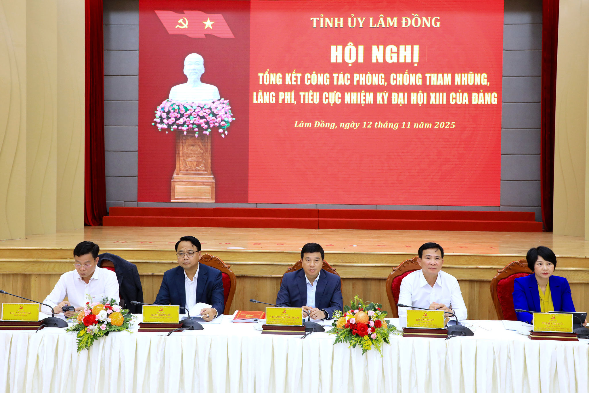 1 Các đồng chí trong Thường trực Tỉnh ủy Lâm Đồng chủ trì hội nghị