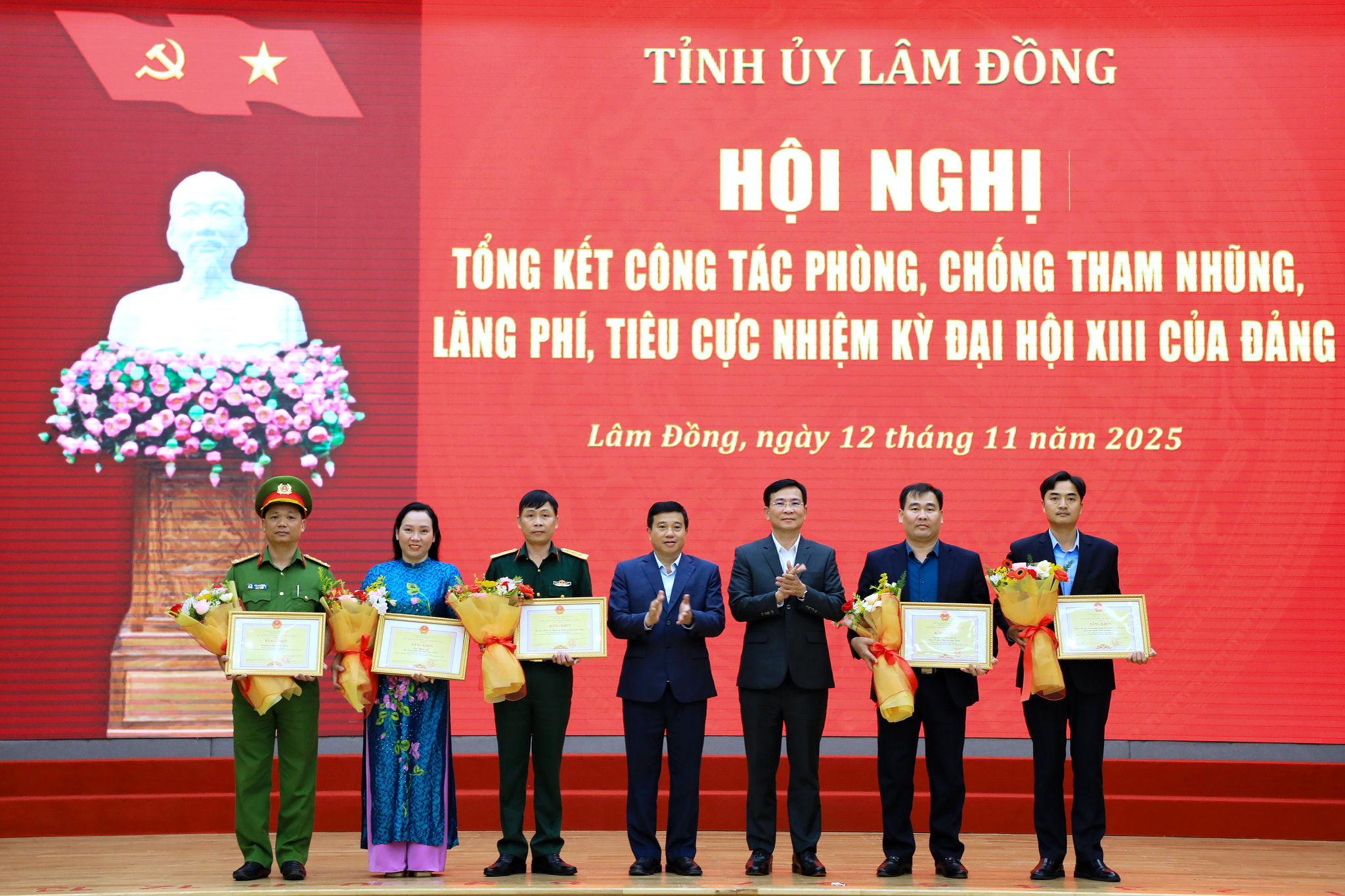 11 Tặng bằng khen của Chủ tịch UBND tỉnh cho các tập thể có thành tích tiêu biểu trong phòng, chống tham nhũng, lãng phí, tiêu cực