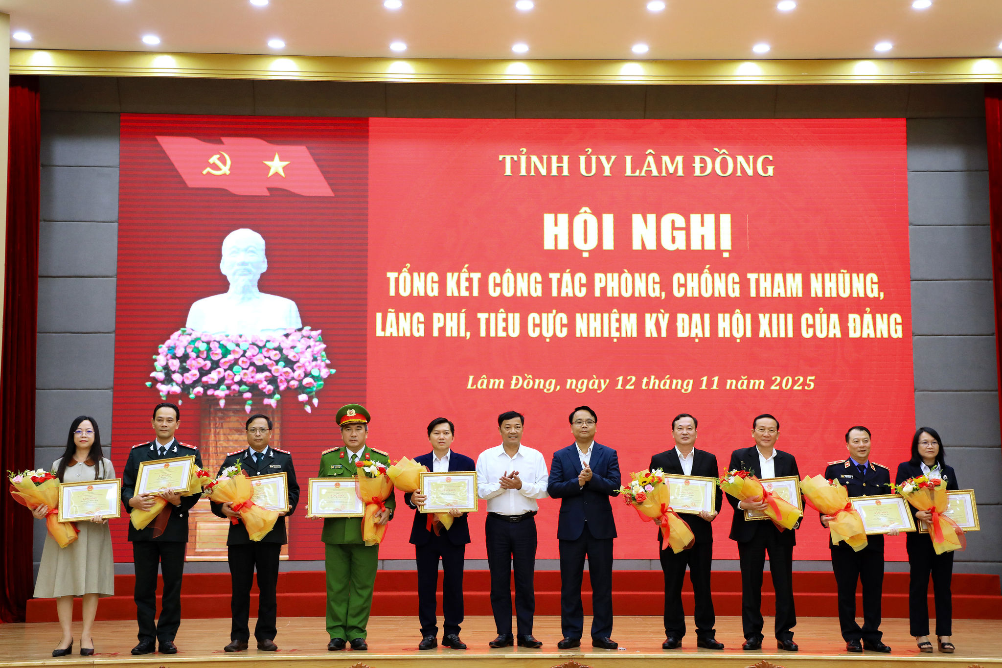 12 Tặng bằng khen của Chủ tịch UBND tỉnh cho các cá nhânh có thành tích tiêu biểu trong phòng, chống tham nhũng, lãng phí, tiêu cực