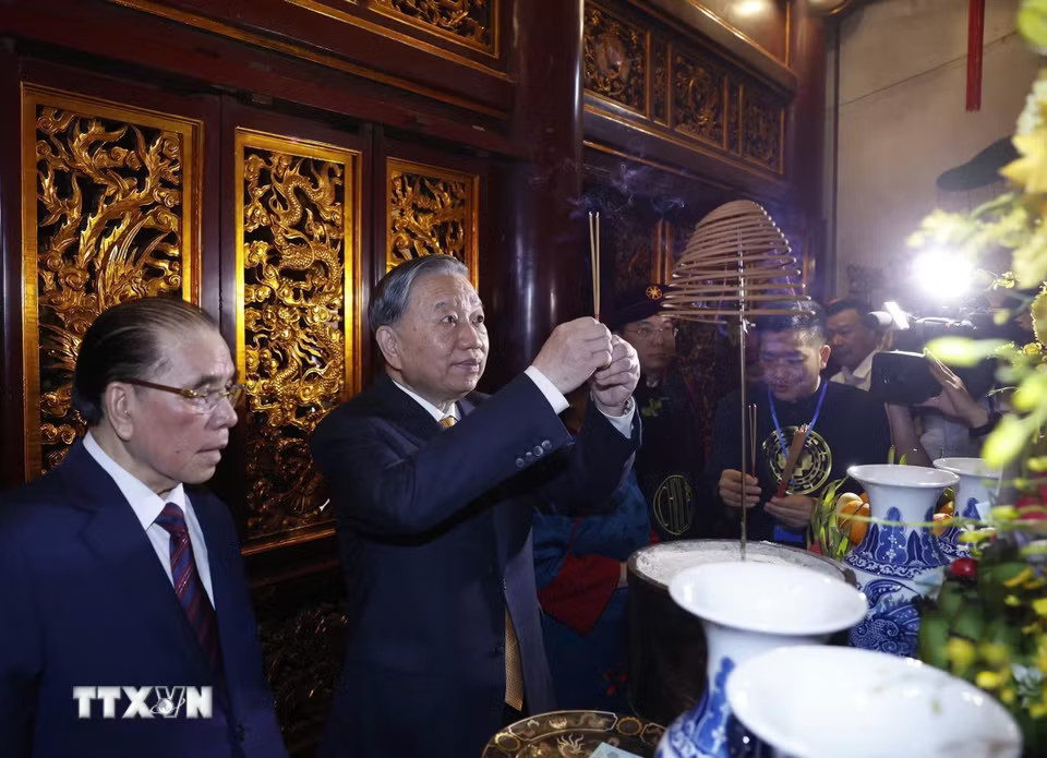 Tổng Bí thư, Chủ tịch nước Tô Lâm dâng hương trong Thượng Cung tại Đền Thượng. (Ảnh: Thống Nhất/TTXVN)