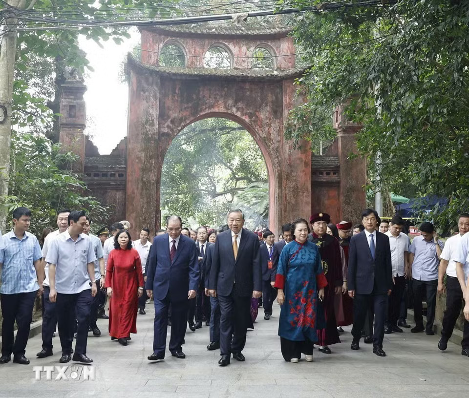 Tổng Bí thư, Chủ tịch nước Tô Lâm cùng các đồng chí lãnh đạo, nguyên lãnh đạo Đảng nhà nước khởi hành lên núi Nghĩa Lĩnh để dâng hương tưởng niệm các Vua Hùng. (Ảnh: Thống Nhất/TTXVN)