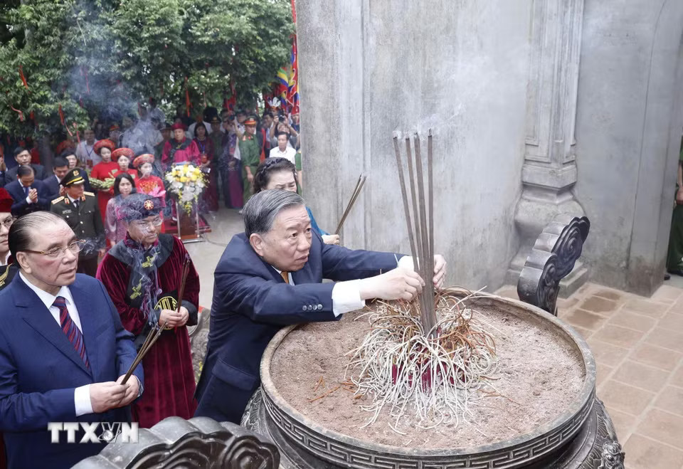 Tổng Bí thư, Chủ tịch nước Tô Lâm và các đồng chí lãnh đạo, Đảng nhà nước dâng hương tại Đền Thượng. (Ảnh: Thống Nhất/TTXVN)
