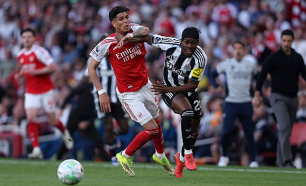 Piero Hincapie thi đấu bùng nổ trước Newcastle