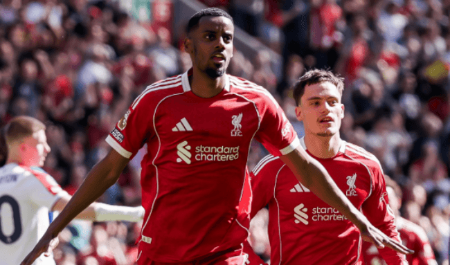 Isak nổ súng vào lưới Newcastle.
