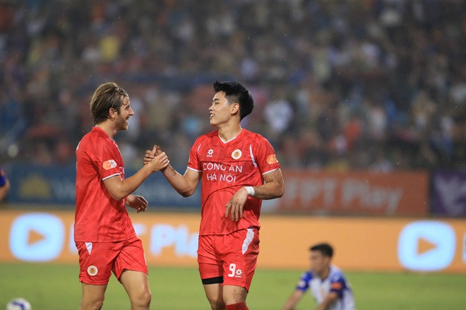 Nguyễn Đình Bắc hoàn tất cú hat-trick đầy ấn tượng trên chấm phạt đền.