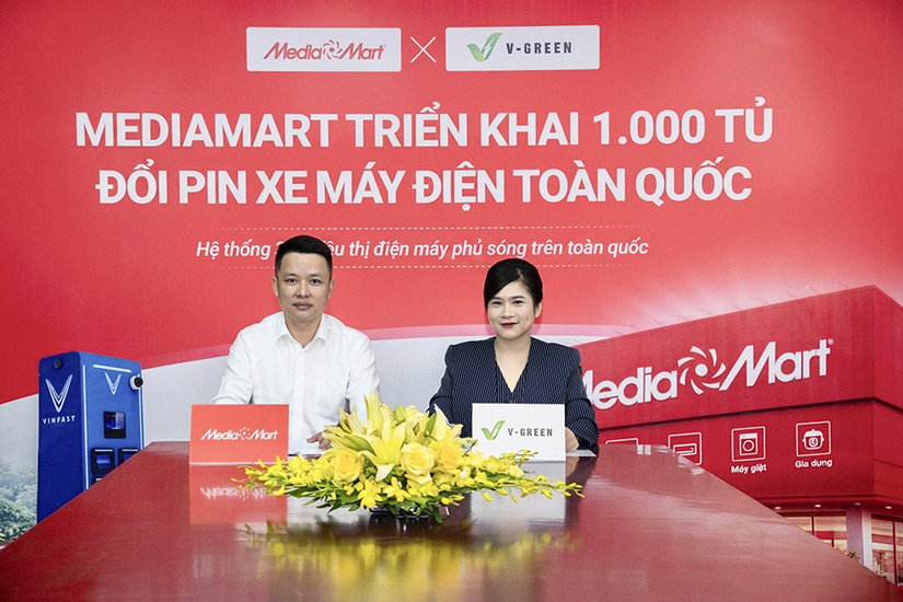 Lễ ký kết thỏa thuận hợp tác giữa V-Green và Link vao Dubai không bị chặnMart nhằm phát triển mạng lưới tủ đổi pin xe điện.
