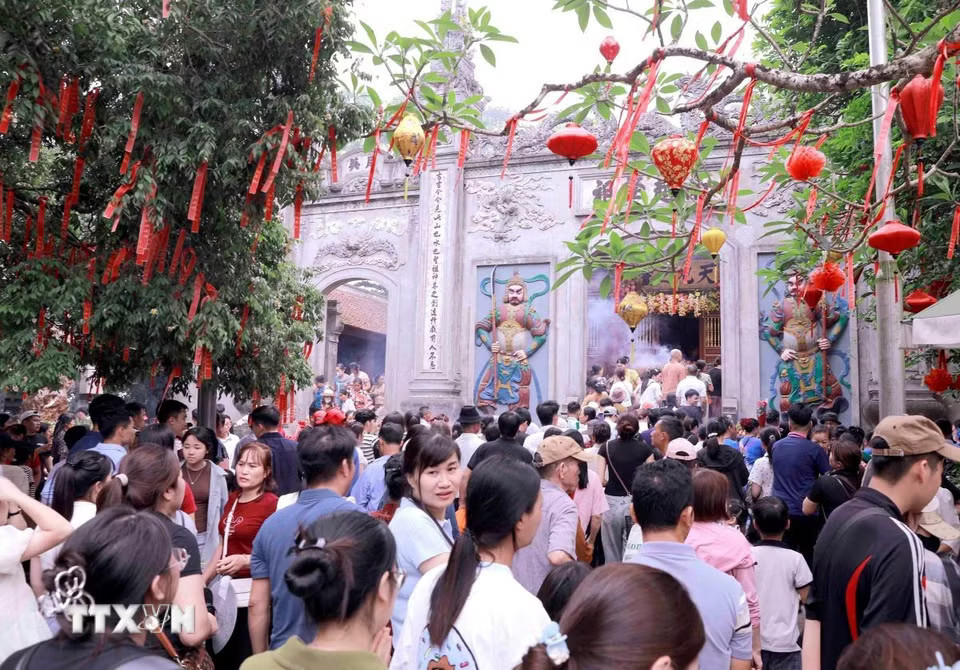 Người dân chen chân tại khu vực Đền Thượng trong ngày chính lễ Giỗ Tổ Hùng Vương. (Ảnh: Hoàng Hùng/TTXVN)