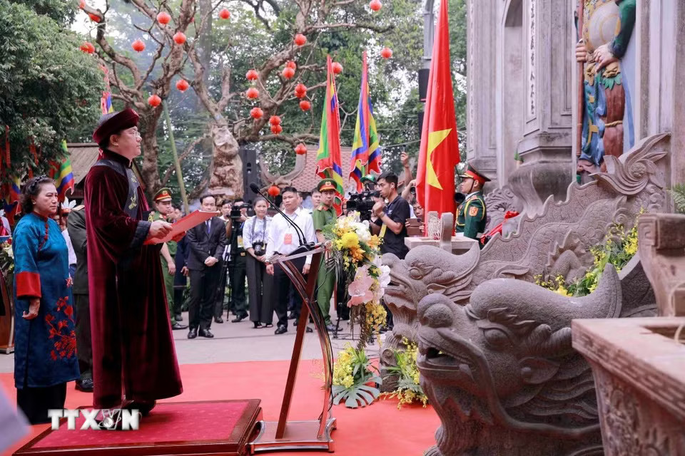 Chủ tịch Ủy ban Nhân dân Link vào Phú Thọ Trần Duy Đông đọc Chúc văn tại lễ dâng hương Giỗ Tổ Hùng Vương. (Ảnh: Hoàng Hùng/TTXVN)
