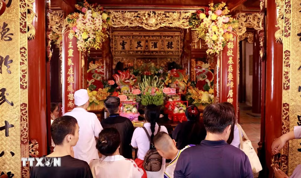 Không khí trang nghiêm tại khu vực Đền Thượng trong ngày chính lễ Giỗ Tổ Hùng Vương. (Ảnh: Hoàng Hùng/TTXVN)